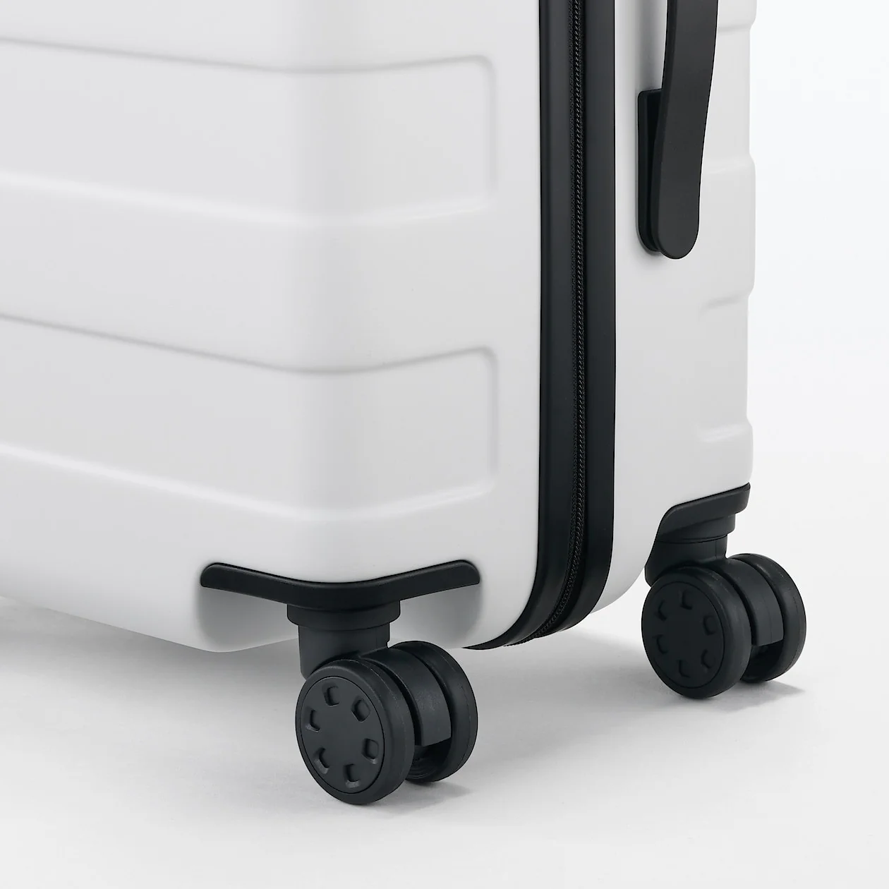 Hard Shell Suitcase - 36L (54cm) - Image 9