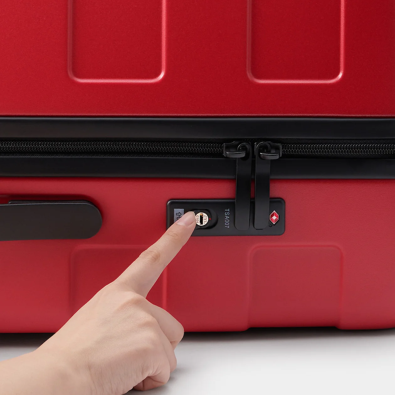 Hard Shell Suitcase - 75L (71.5cm) - Image 52